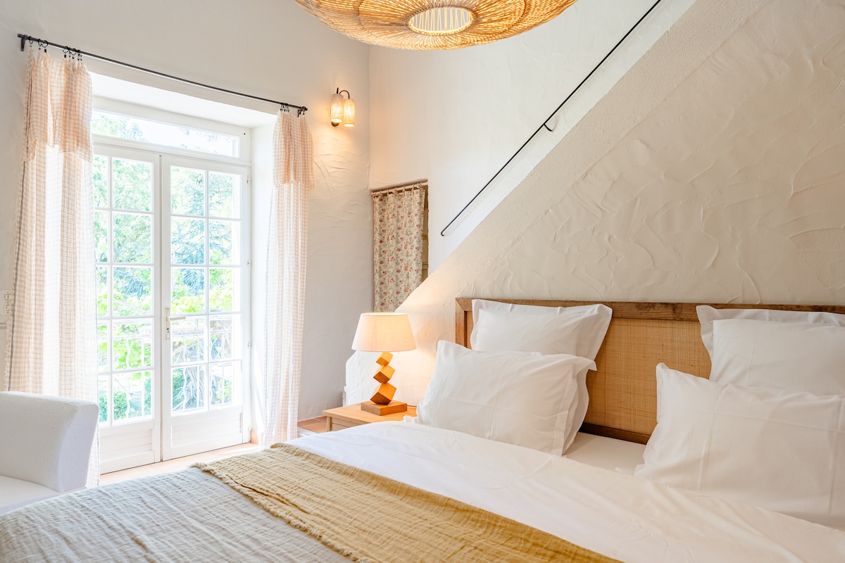 Au Mas du Tilleul overview 1