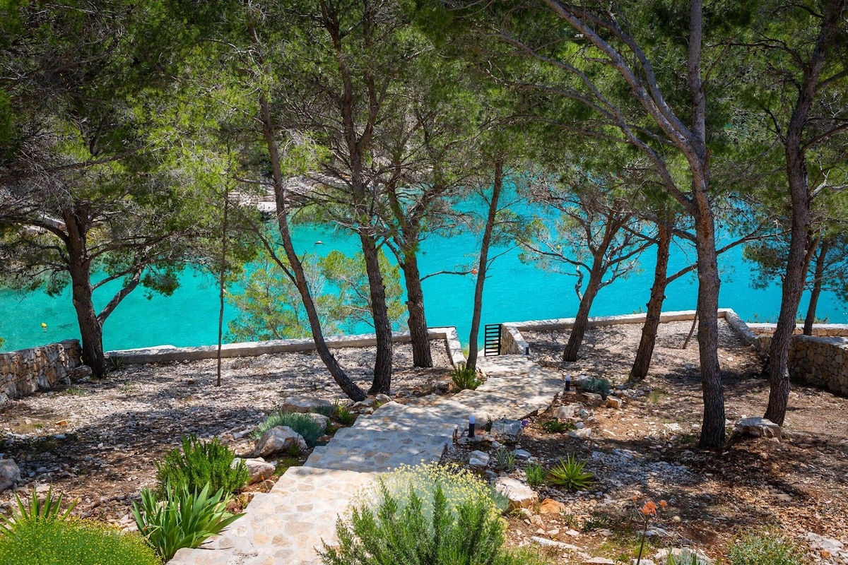 Villa Taverna overview 2
