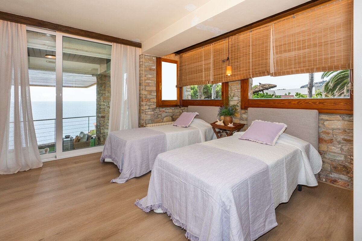 Villa Calella overview 3