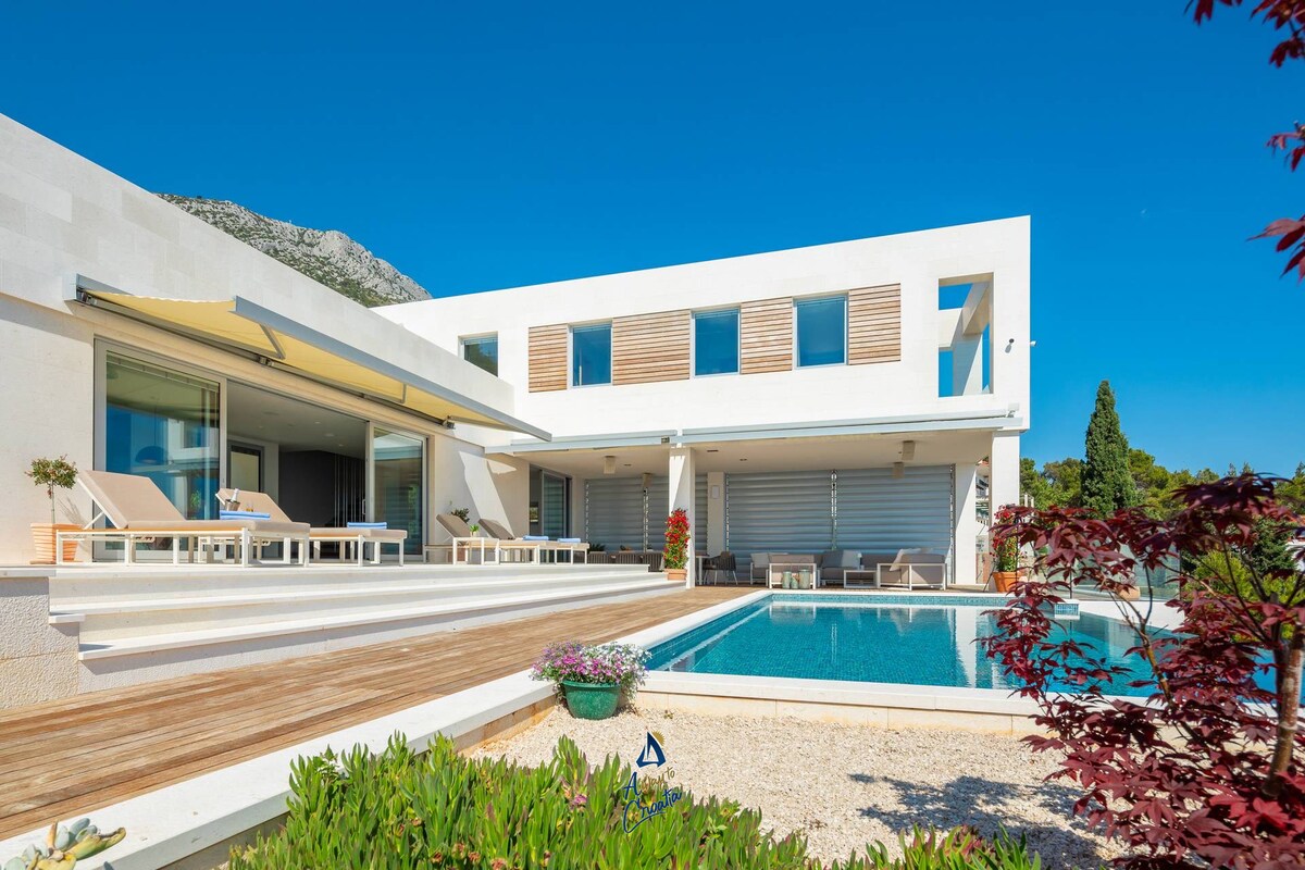 Villa Milna overview 1
