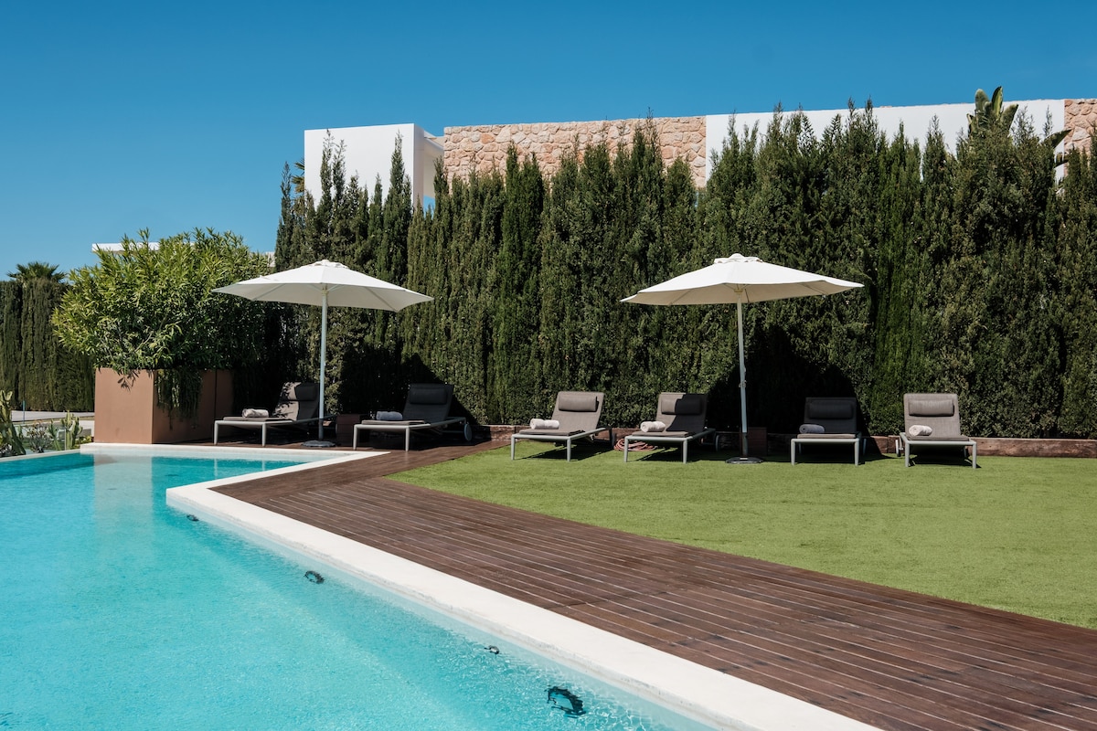Villa Can Roca overview 1