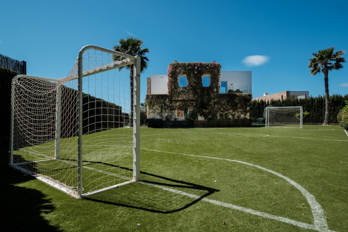 Villa Can Roca overview 2