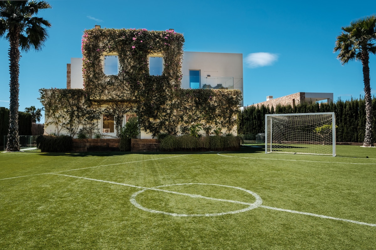 Villa Can Roca overview 3