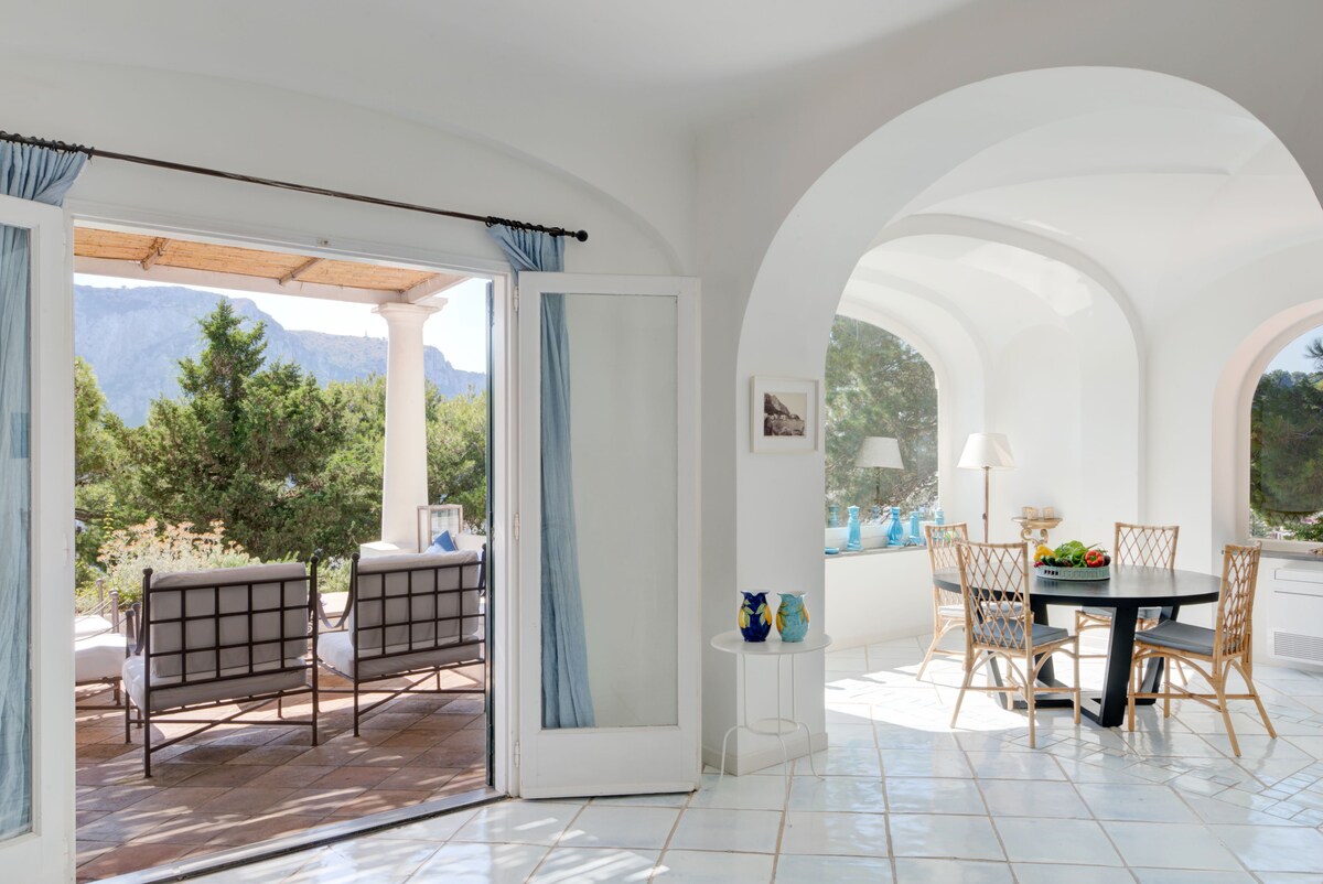 Villa Grotta Azzurra overview 2