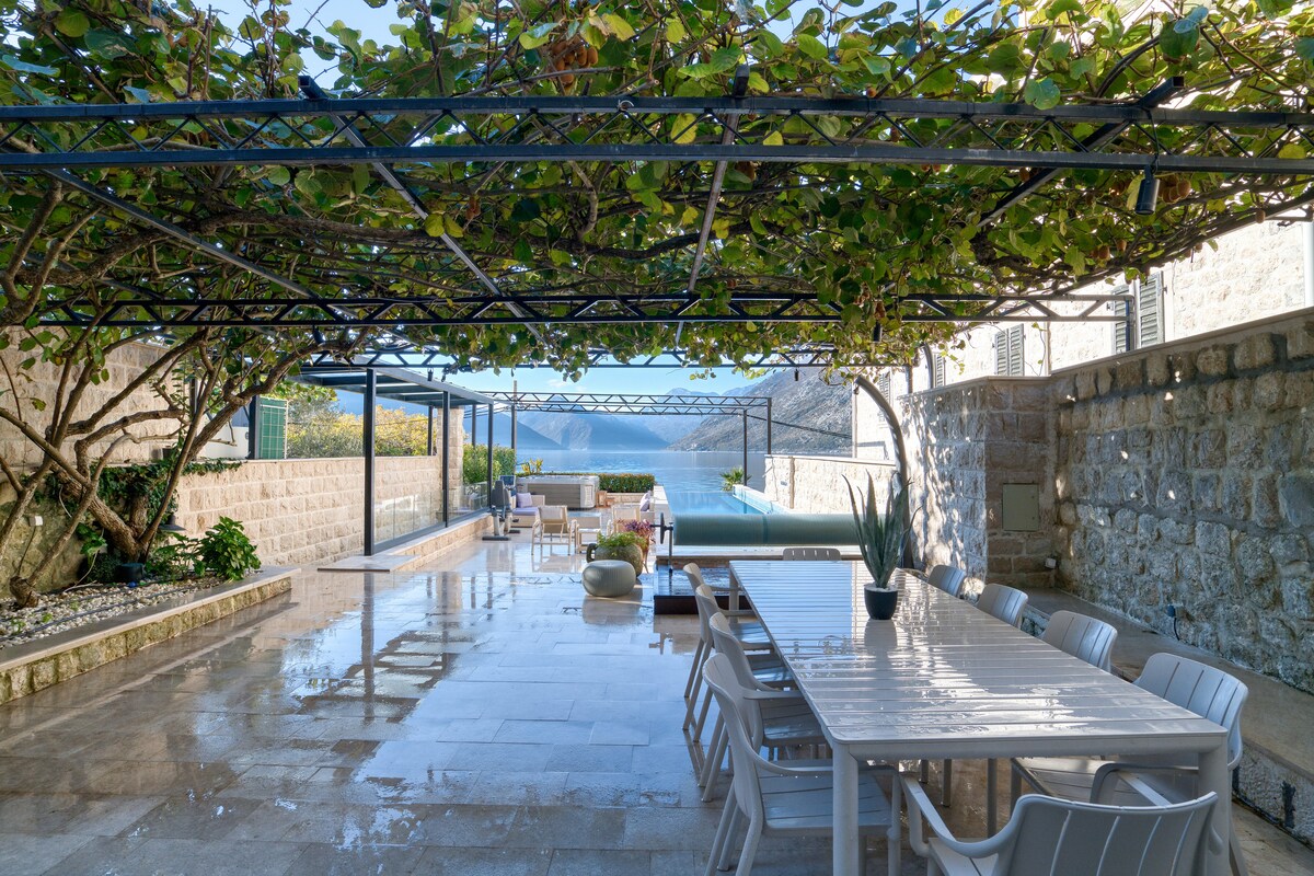 Villa Dobrota overview 1