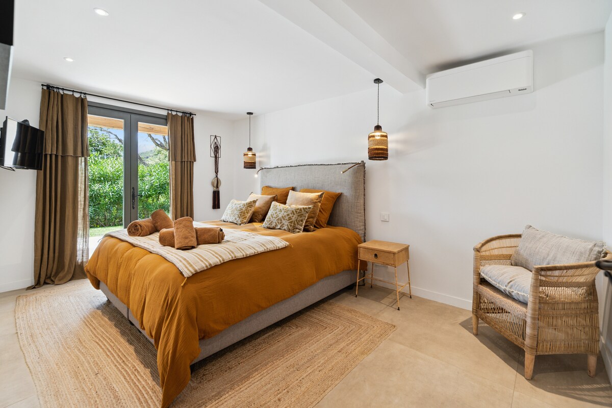 Villa Croix-Valmer overview 1