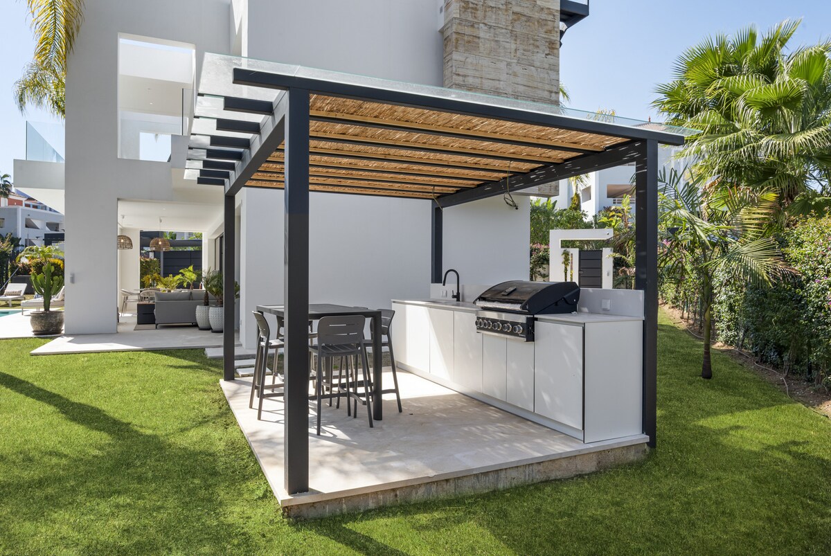 Villa Los Monteros overview 1