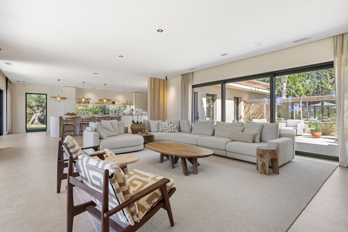 Villa Mistral overview 2