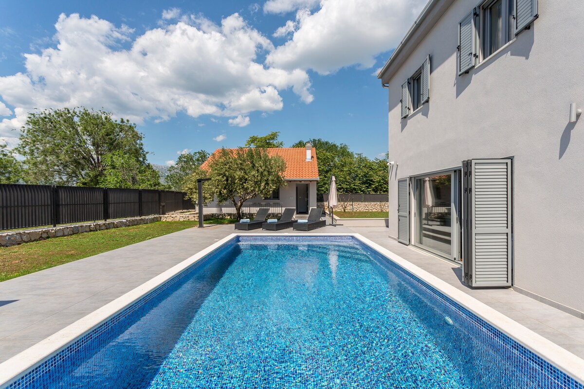 Villa Zvončac overview 1
