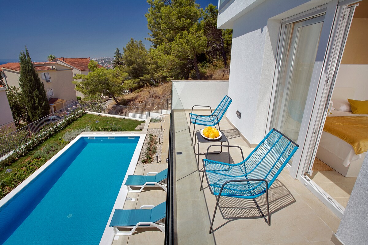 Villa Podstrana overview 1