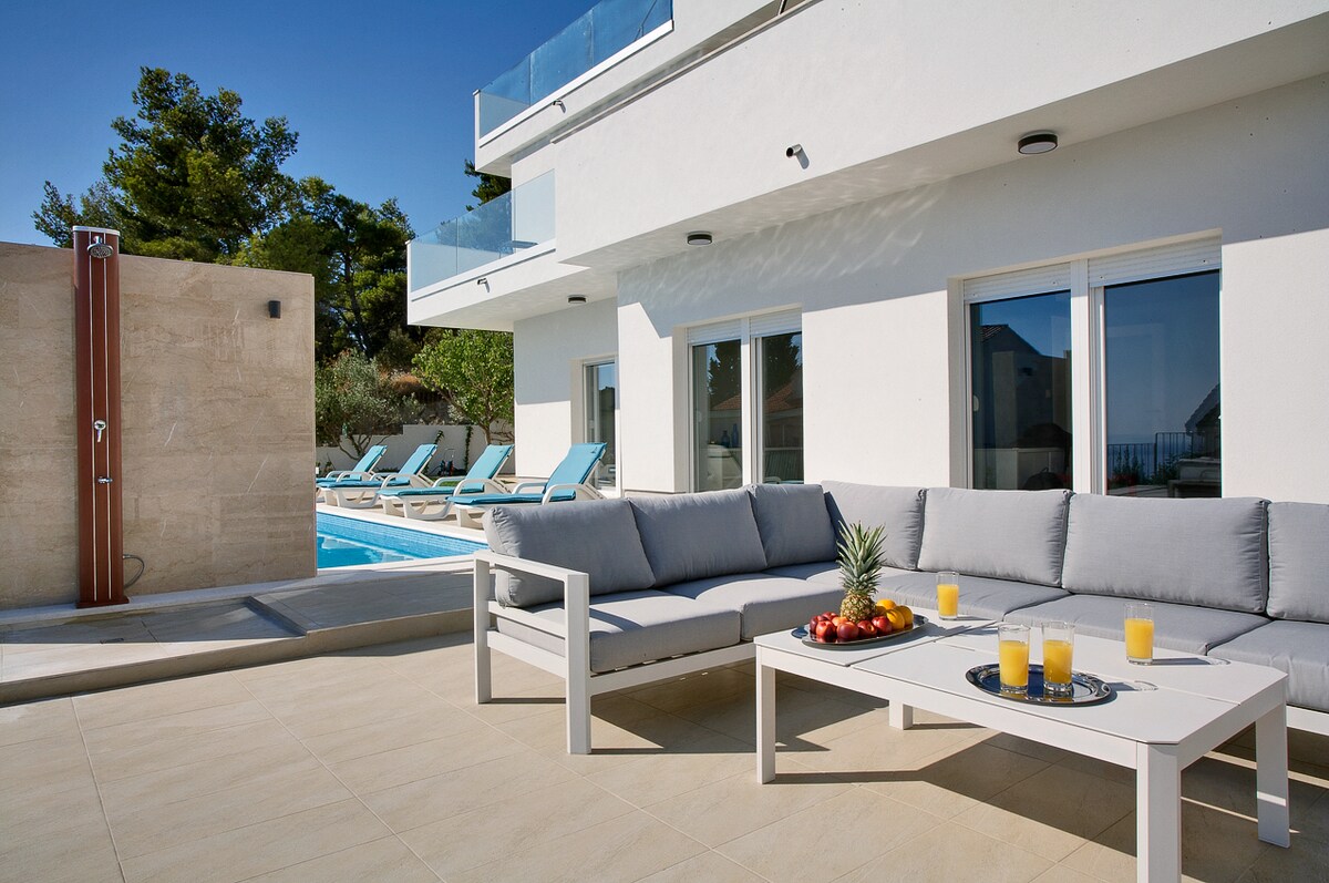 Villa Podstrana overview 3