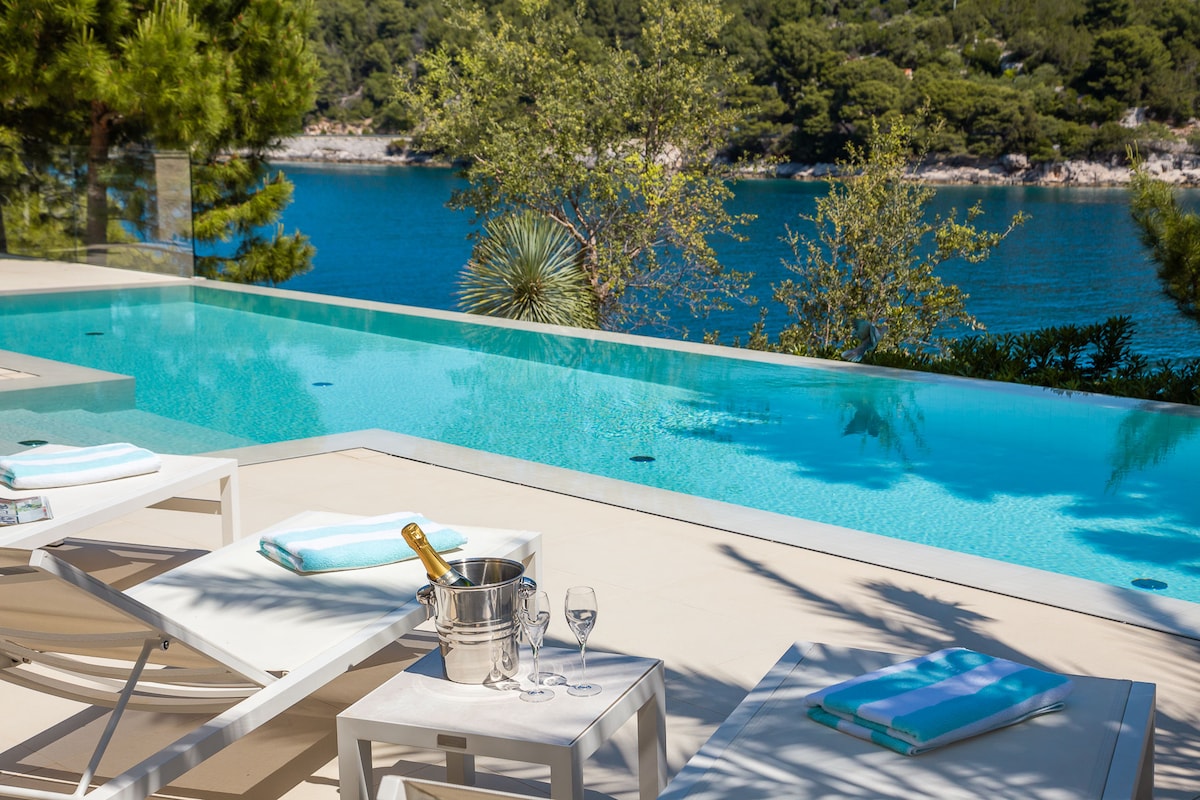 Villa Pakleni overview 2