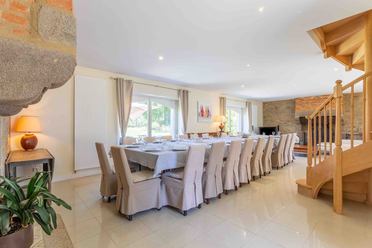 Manoir de Pleac Grand overview 1