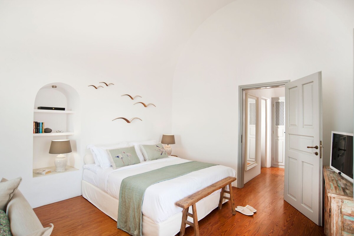 Villa Perivolos overview 1