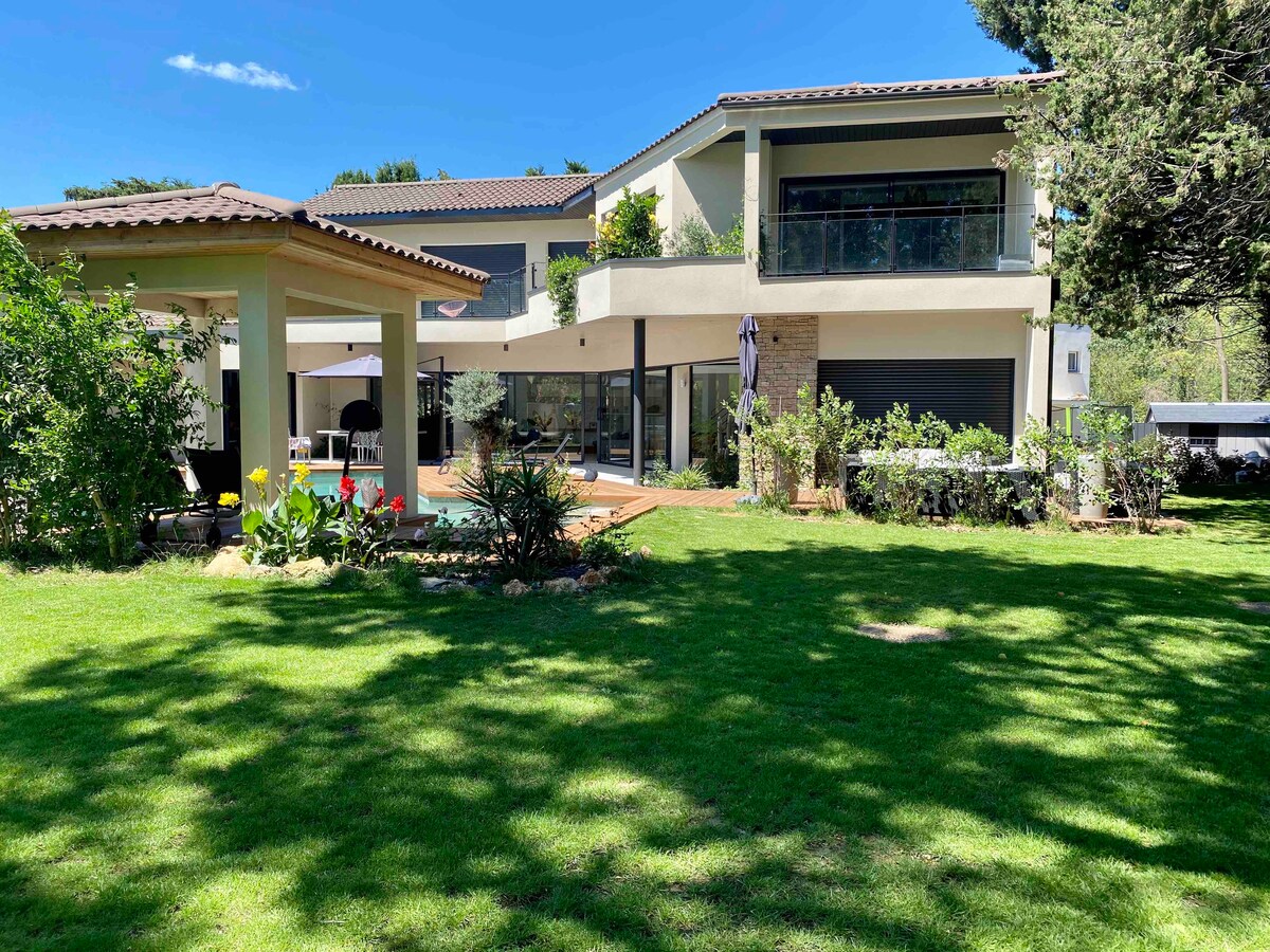 Villa des Vignobles overview 1