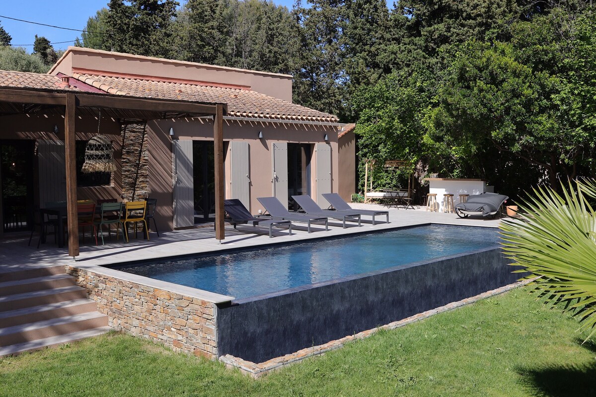 Villa Paradis overview 2
