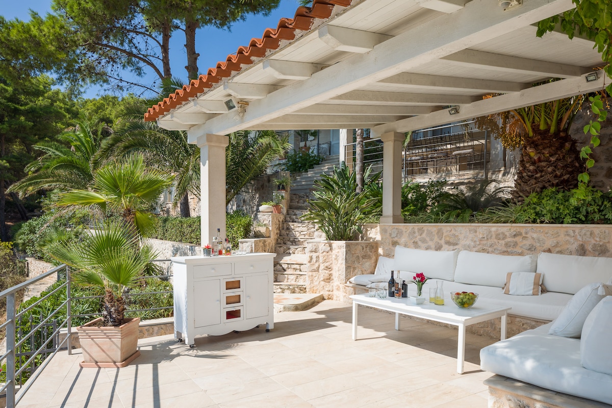 Villa Jelsa overview 1