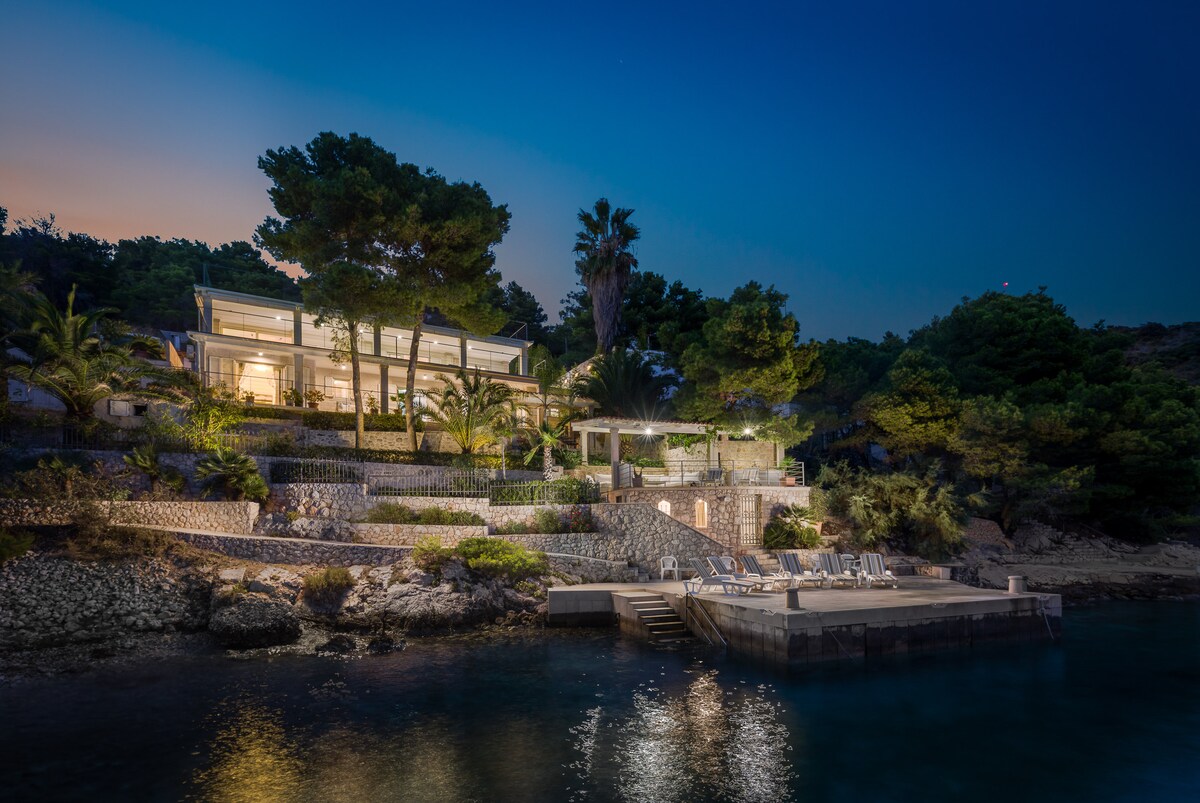 Villa Jelsa overview 2