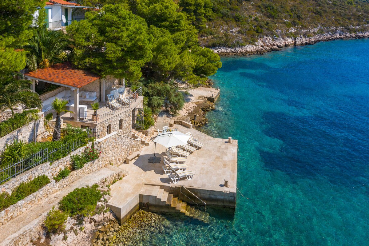 Villa Jelsa overview 3