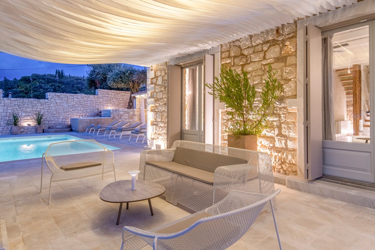 Villa Petra overview 1