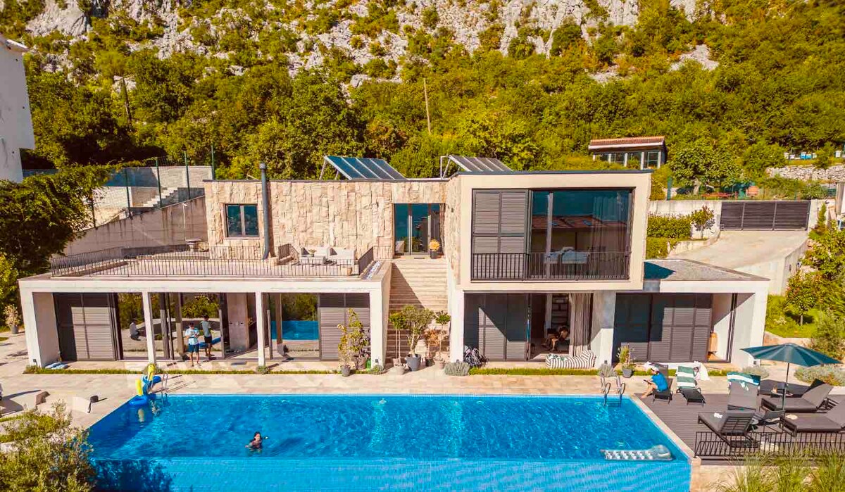 Villa Risan overview 3