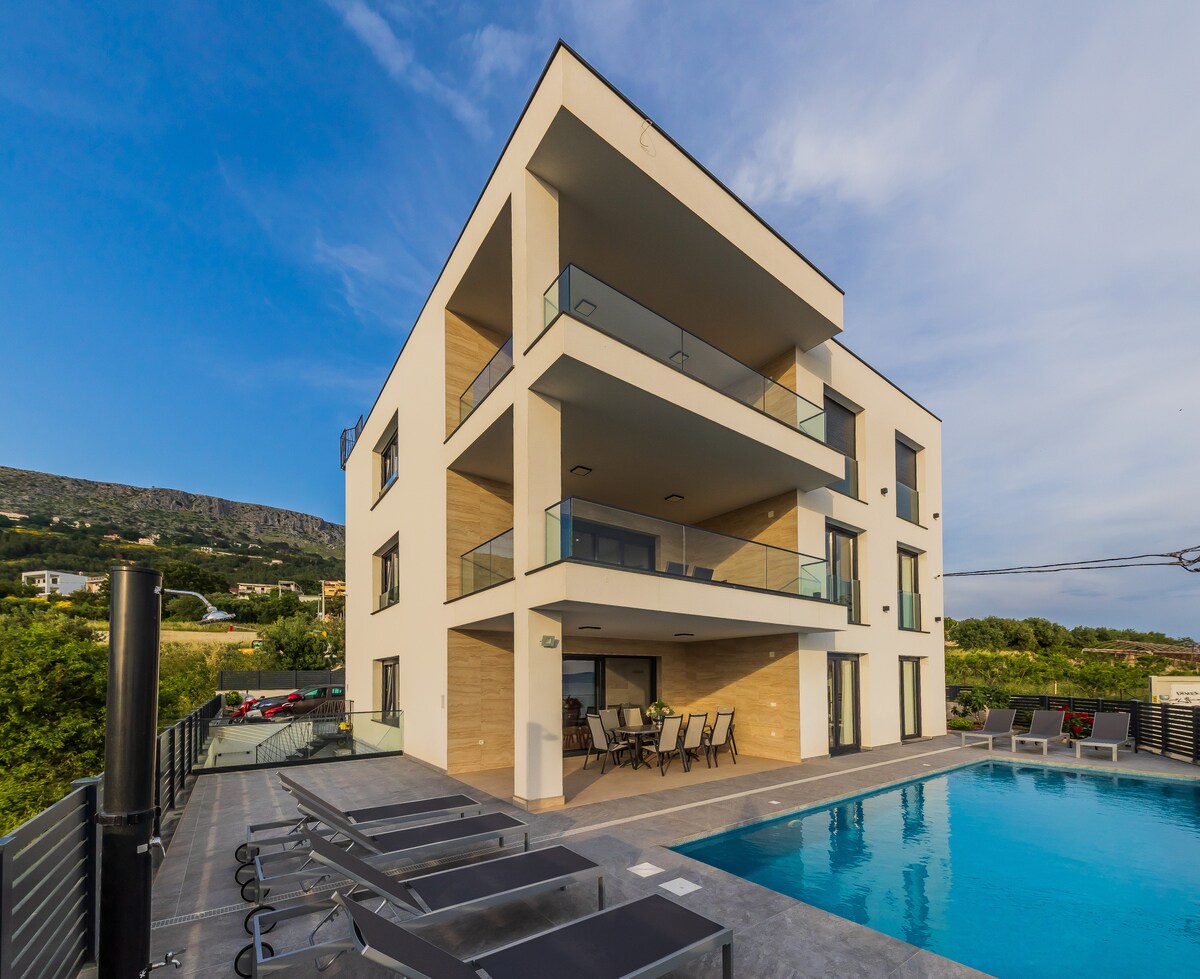 Villa Omiš overview 3