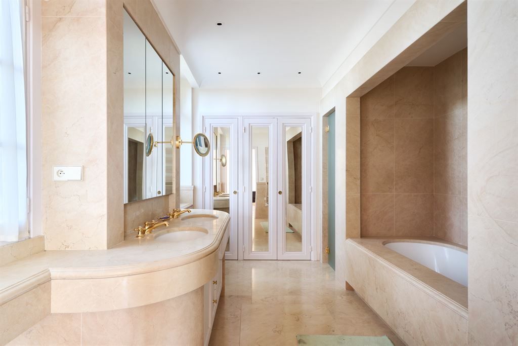 Sale Castle Biot 39 Rooms 2851 m² overview 3